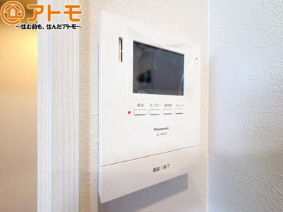 【防犯設備】 | 新中町ビル | TVモニター付きインターホンは訪問者を確認することができ、防犯性に優れています。