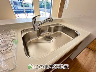 【キッチン】 | ブルーミングガーデン宇都宮市中戸祭1丁目　5号棟 | 同社施工物件の写真です。※建具やフローリング、その他仕様が違う場合がございます。