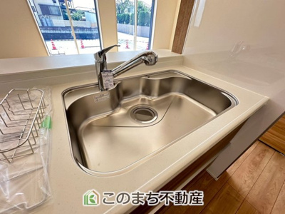 【キッチン】 | ブルーミングガーデン宇都宮市中戸祭1丁目　5号棟 | 同社施工物件の写真です。※建具やフローリング、その他仕様が違う場合がございます。