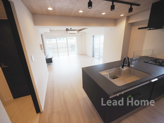 【居間・リビング】 | コープ高輪 | 6階部分・三方角部屋につき陽当たり良好です！