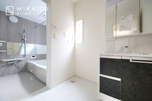 【独立洗面台】 | 高級感漂う洗面台です。鏡の後ろの収納棚もとても充実しております。コスメが大好きな奥様も、女子力高いご主人様もきっとご満足いただける収納力です。三面鏡なので、ヘアセットにも便利です。
