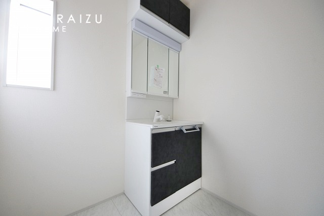 【洗面所】 | 洗濯機置き場と脱衣スペースもしっかりと確保されている洗面室、洗面コーナーは、窓から陽も差し明るく開放的な造りです。家事導線も良いので洗濯物やお湯はりもストレスフリーに毎日家事を楽しめそうです。
