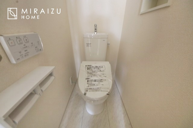 【トイレ】 | 空気の換気と窓からの光の明るさに配慮した清潔感のあるトイレ、ご自分の好きなアロマや芳香剤を置いて落ち着く空間を演出、一人になれる空間ですから、リラックスしたいですね。
