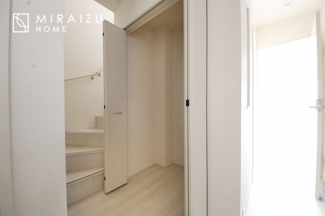 【玄関】 | いってきます♪ただいま♪明るい声が聞こえてきそうな玄関。ナチュラルなカラーがとても清潔感のある造りです♪
