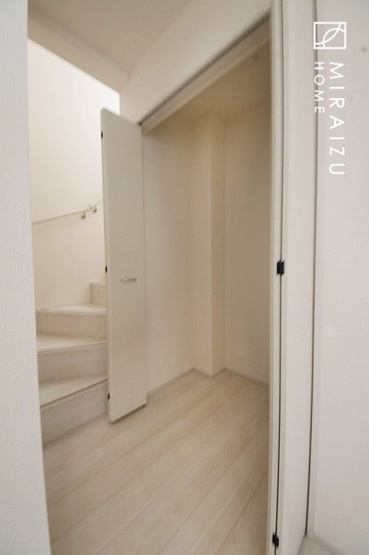 【内装】 | プライベートの空間もみんなで過ごす空間も両社兼ね備えたつくりです。階段には安全性を配慮し、手すりを設置。太陽の光と風が心地良い窓も付いた内装です。
