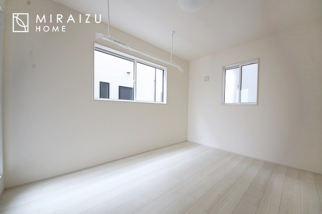 【洋室】 | 居心地の良さそうなリラックスできる空間。独立性のある建物ですので、ご自分の時間を大切にしたご家族様にぴったりです！
