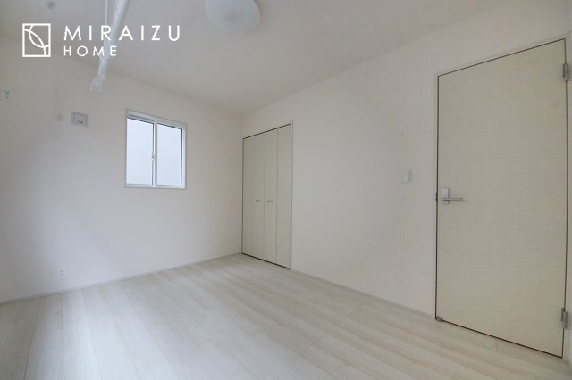 【寝室】 | 広さのある洋室は、ご夫婦様の寝室にぴったりですね。ご主人様の趣味のものや書斎などにも使用できるくらいの広さが嬉しいです。収納もばっちり完備してますのでお荷物が多いご家族様も安心してお暮しいただけます！