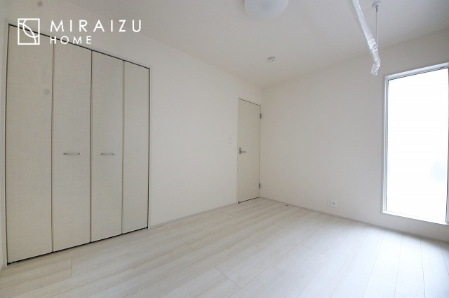 【子供部屋】 | お子様のお部屋にも主寝室にも使えますね。窓が二面についていますので採光もばっちり、空気の入れ替えもOK！自分のお部屋を持ちたいお子様の夢を叶えます！
