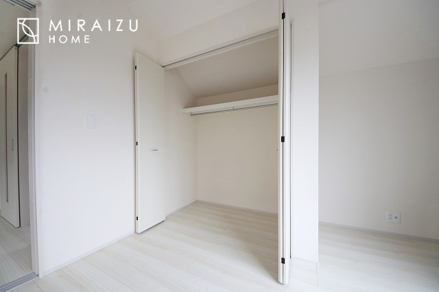 【洋室】 | 心も体も癒されるゆったりと落ち着いた洋室。窓が多いつくりになっています。窓が多いと明るい空間を保ち、室内へ気持ちの良い風も取り込んでくれます。