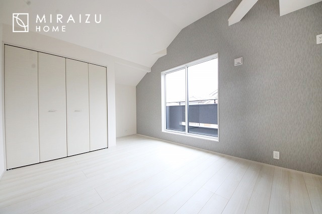 【寝室】 | 収納あり、自然な採光ありの洋室。家族みんなが気持ち良く目覚められる、過ごしやすい主寝室などにもお勧め。もちろん、ペットもご一緒に。