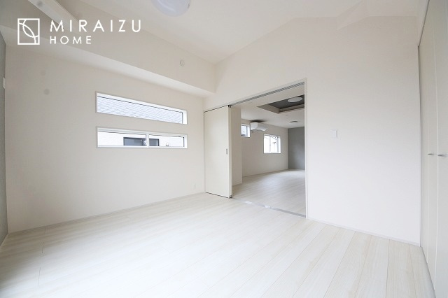 【子供部屋】 | 床のフローリングもオシャレな洋室が嬉しいです。独立性のある住宅ですので、各居室それぞれ、テイストの違うお部屋インテリア造りをしても面白いかもしれませんね！