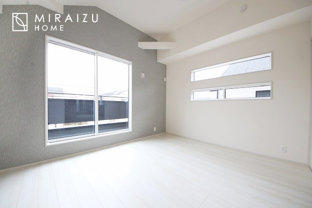 【洋室】 | 小鳥の鳴き声で目覚める朝、爽やかな風が入ります。太陽の陽射しでお洗濯物がカラッと乾き、気持ちの良い洋服とお布団で快適に過ごせます。