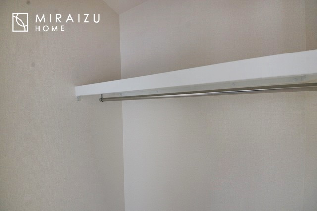 【収納】 | 収納あり、自然な採光ありの洋室。家族みんなが気持ち良く目覚められる、過ごしやすい主寝室などにもお勧め。もちろん、ペットもご一緒に。