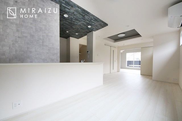 【居間・リビング】 | 陽当たりが心地の良いリビング空間です。日中はカーテンを開けて自然な光を取り込みリラックスして過ごしたいですね、照明器具もセンスの良いものを使いたいですね。
