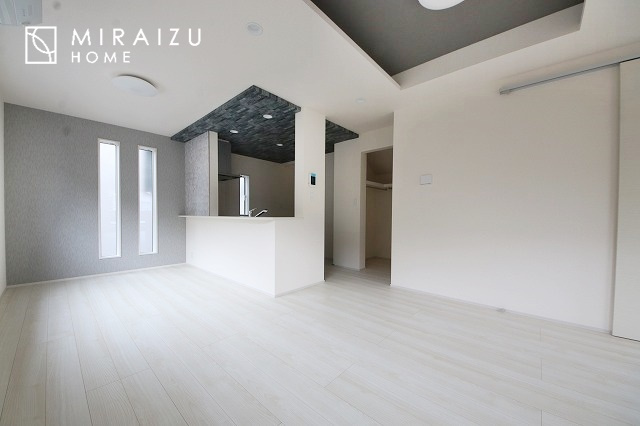 【居間・リビング】 | 大きな窓が特徴の南向きリビングでは、太陽光も沢山取り込むことが出来てお家の中にいても日光浴が可能ですね、開放的な空間です。インテリア選びも楽しそう、ご家族様で相談しながらインテリア配置も楽しみたいです