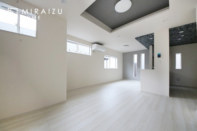 【居間・リビング】 | 明るい光が取り入れられる空間設計のリビングです。インテリア配置もしやすい間取りです。壁や床の色と合わせて落ち着いたインテリアも選びたいですね♪グリーンを飾っても素敵だと思います。
