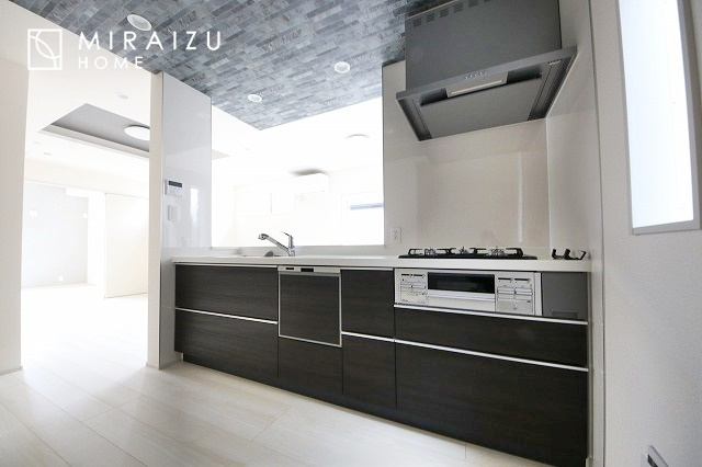 【キッチン】 | 洗練されたキッチンでは毎日の家事を少しでも楽に快適に工夫したいですね、大きいシンクではお皿洗いもストレスフリー、3口コンロでは要領よくお料理も可能です。レンジフードもお掃除がしやすい設計が嬉しい。
