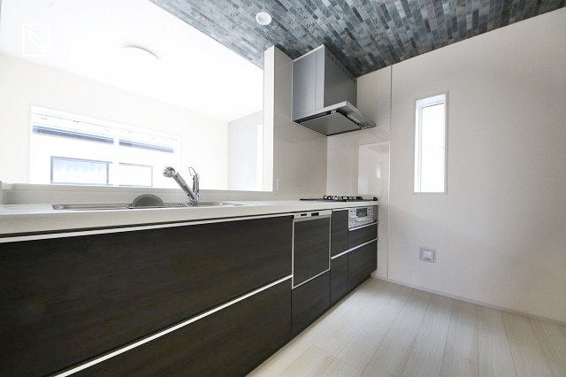 【キッチン】 | スッキリとした形が上品な広々ワイドキッチンです。レンジフードもすっきりとした造りなので圧迫感もございません。窓もあり明るい空間の中で毎日お料理することが可能です。収納スペースも広いのが嬉しいですね。
