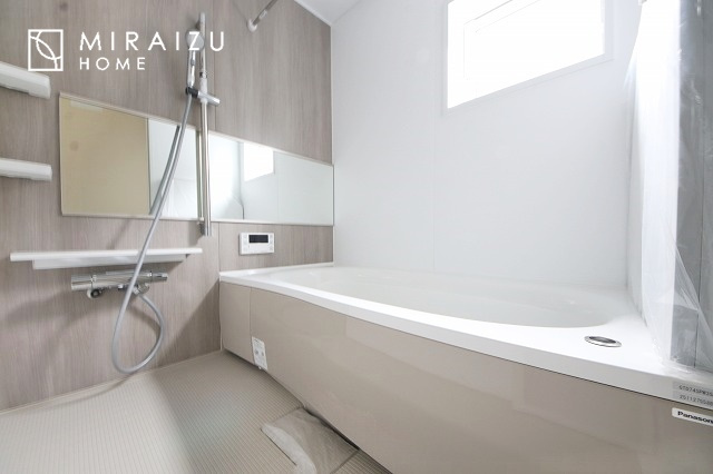 【浴室】 | 清潔感のあるホテルのような広い浴室が自慢です。疲れた日にはお湯をためてリラックスタイムを楽しみたいですね、今はスマホも防水の時代です、半身浴をしながら動画視聴、漫画視聴、楽しく過ごしたいですね^^
