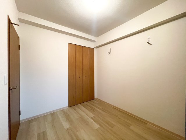 【ReDream】クオレ桂川の洋室|全居室収納付きで居住スペースがスッキリ片付きます♪
※本画像の家具・インテリアはCG合成です。実際とは異なります。

室内（2025年4月）撮影