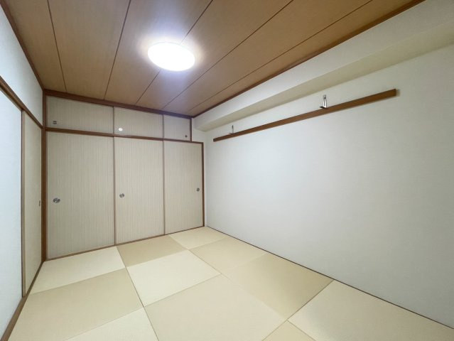 【ReDream】クオレ桂川の和室|琉球調の畳は縁がないため、スッキリとした印象♪

室内（2025年4月）撮影