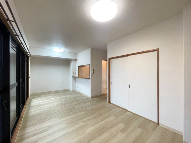 【ReDream】クオレ桂川の居間・リビング|13.8帖のリビング！南側の窓から太陽差し込む明るいリビング♪

室内（2025年4月）撮影