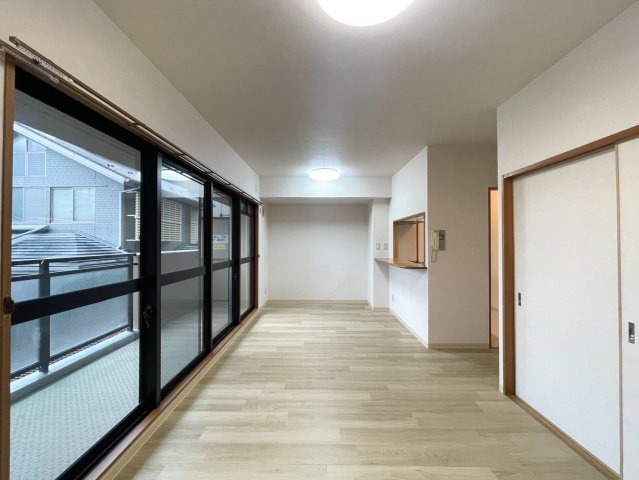 【ReDream】クオレ桂川の居間・リビング|南側の窓から太陽光が差し込む、開放感たっぷりのリビング！

室内（2025年4月）撮影