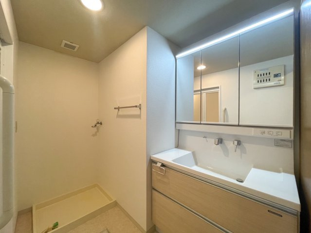 【ReDream】クオレ桂川|ミラーキャビネットになっており、メイク用品や洗顔小物をスッキリ収納できます！来客時にも安心の収納力です。

室内（2025年4月）撮影