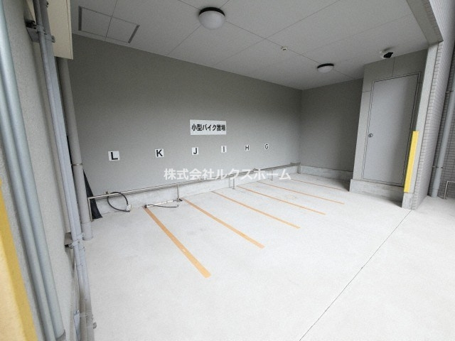 ヴェルドゥール南茨木の駐車場