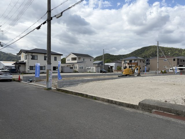 西脇市上野土地２号地（南向き）の前面道路含む現地写真