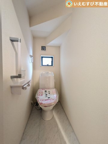 Livele Garden.S　深谷田所町第3のトイレ|シンプルで清潔感のあるトイレ
窓付きで明るく、お掃除しやすいシンプルな空間♪