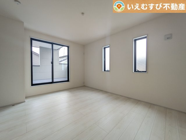 Livele Garden.S　深谷田所町第3の洋室|2面採光で明るい居室
たっぷりの採光で自然光の差し込む明るいお部屋！新生活を想像すると楽しみが増しますね♪