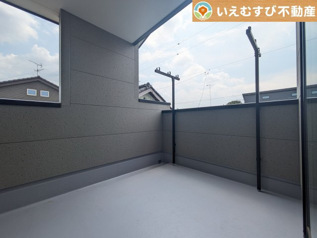 Livele Garden.S　深谷田所町第3のバルコニー|ゆとりの広さのインナーバルコニー
急な雨でもインナーバルコニーなら安心！天気を気にせず干して外出できます♪