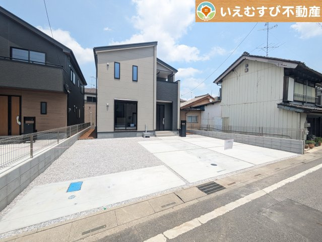 Livele Garden.S　深谷田所町第3の駐車場|並列3台駐車可能なゆとりのカースペース
複数台車をお持ちでも、お友達が遊びに来てもゆとりの駐車スペース！