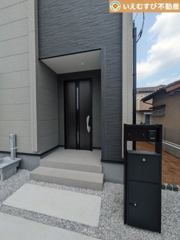 Livele Garden.S　深谷田所町第3のエントランス|落ち着いた色づかいのエントランス
駐車場からアクセスの良いエントランス。雨の日や荷物が多くても安心の動線♪