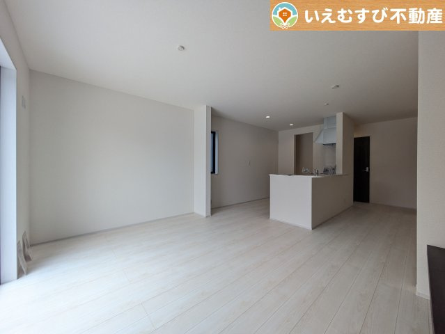 Livele Garden.S　深谷田所町第3の居間・リビング|開放感と家族との距離感にこだわったＬＤＫ
採光たっぷりのリビングで休日には家族みんなでくつろげそうですね♪