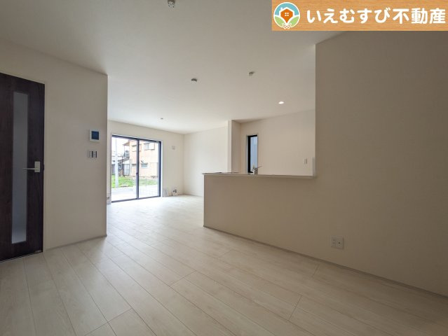 Livele Garden.S　深谷田所町第3の居間・リビング|自然光で満たされる明るく開放感溢れるリビング
たっぷりの採光で明るい空間。家族みんなでくつろげます♪