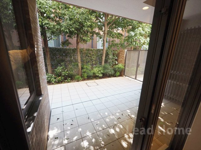 【バルコニー】 | パークコート南麻布ヒルトップレジデンス | 南向きの明るいテラス（約10.58㎡）