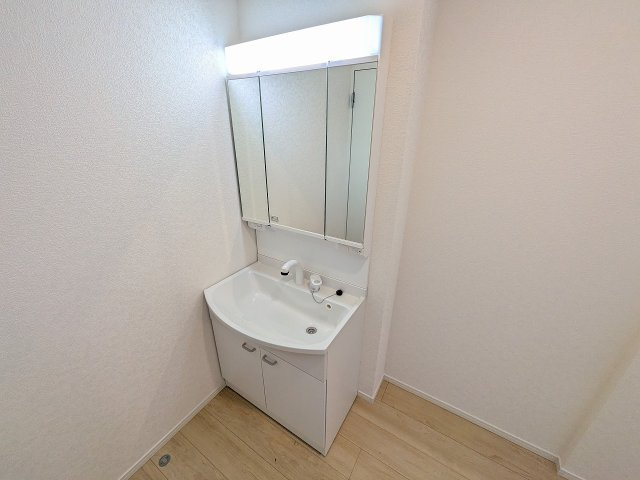 八王子市　泉町　新築一戸建て　２６期の独立洗面台|～３面鏡付きの独立洗面台　細々している物をスッキリ収納出来ます～