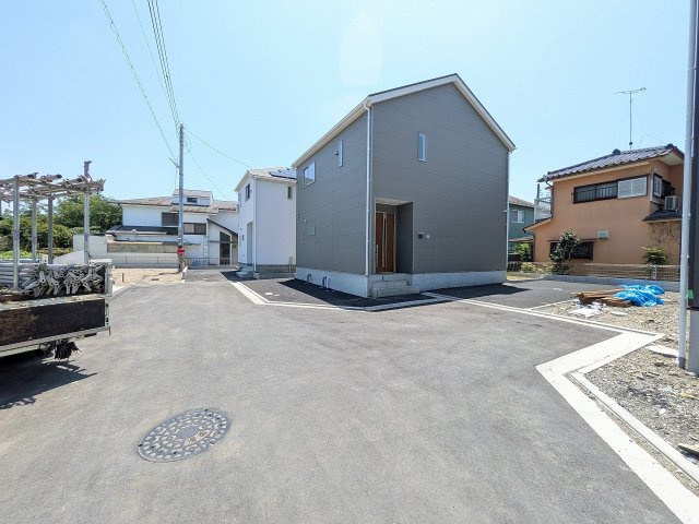 八王子市　泉町　新築一戸建て　２６期の前面道路含む現地写真|～北東側5ｍ道路に面しています～