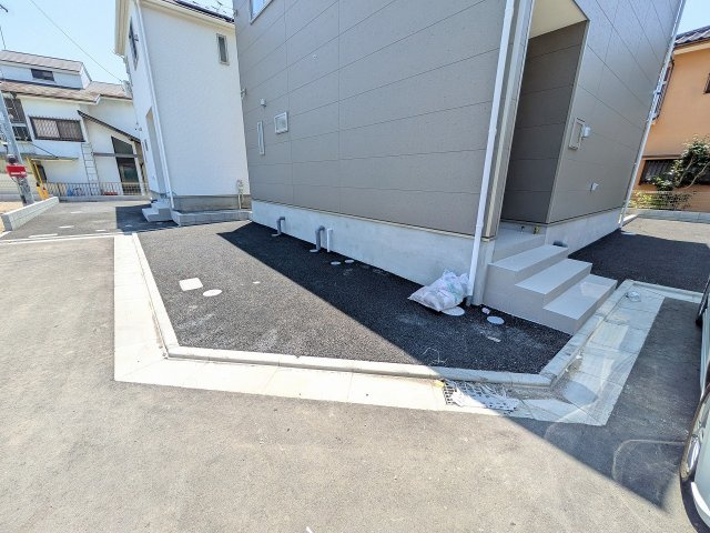 八王子市　泉町　新築一戸建て　２６期の駐車場|～建物北側・西側に計2台分のカースペース～