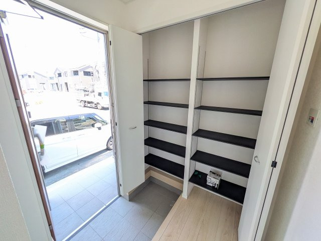 八王子市　泉町　新築一戸建て　２６期の玄関|～大容量収納可能なシューズクローゼット～