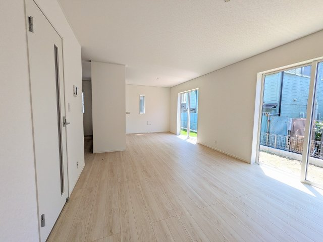 八王子市　泉町　新築一戸建て　２６期の居間・リビング|～20.0帖の明るいLDKで、家族団欒の時間をお過ごしいただけます～