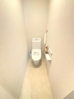 【トイレ】 | 西区山田新町1【P４台可】【限定1棟】 | シンプルなデザインはお掃除やしやすく衛生的。温水洗浄便座付き　トイレ×２
