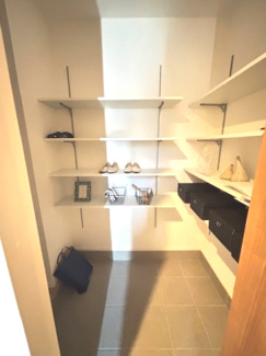 【玄関】 | 西区山田新町1【P４台可】【限定1棟】 | 玄関につながるシューズインクローゼット☆