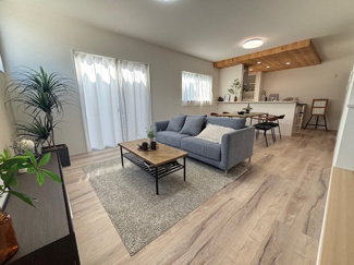 【居間・リビング】 | 西区山田新町1【P４台可】【限定1棟】 | 大きな窓が設置された17.8帖リビング☆対面式のキッチンでリビングが見渡せるので、お子様やご家族の様子が見えて安心です♪