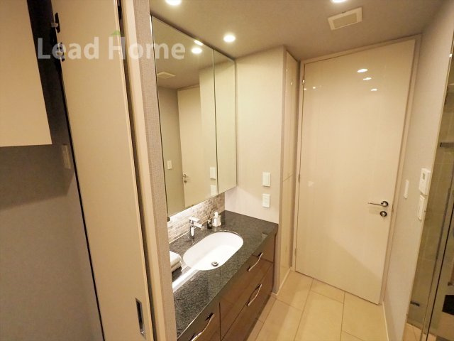 【独立洗面台】 | パークコート赤坂桜坂 | 三面鏡付きの洗面台。