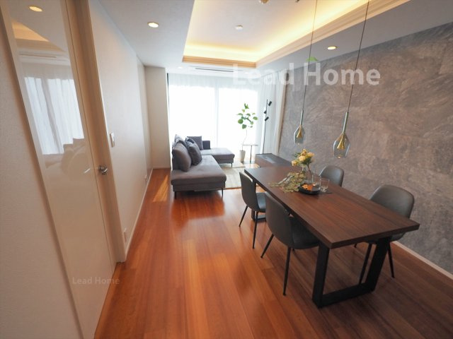 【居間・リビング】 | パークコート赤坂桜坂 | リビングダイニング部分に床暖房を完備。