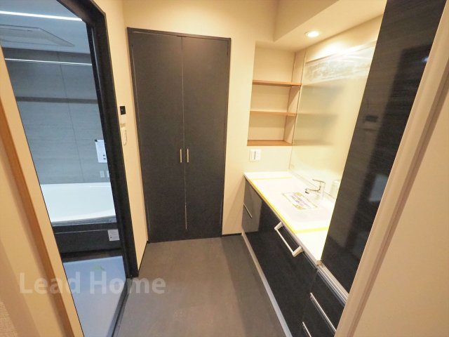 【独立洗面台】 | パロス白金 | 三面鏡付きの洗面台。