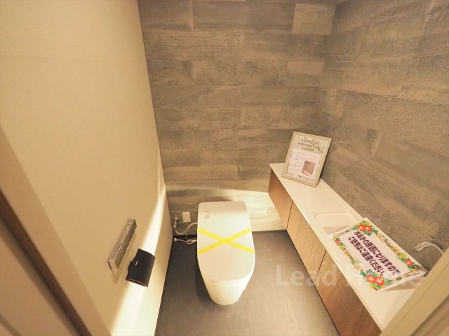 【トイレ】 | パロス白金 | 手洗い付きで清潔感のあるトイレ。